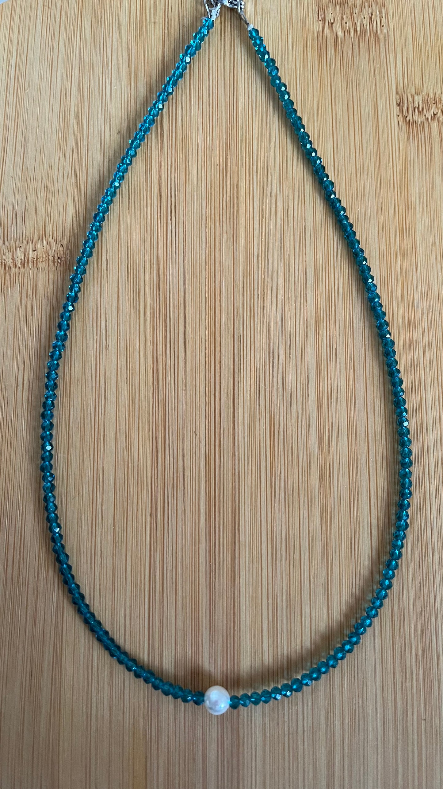 Chocker cristal azul claro com pérola