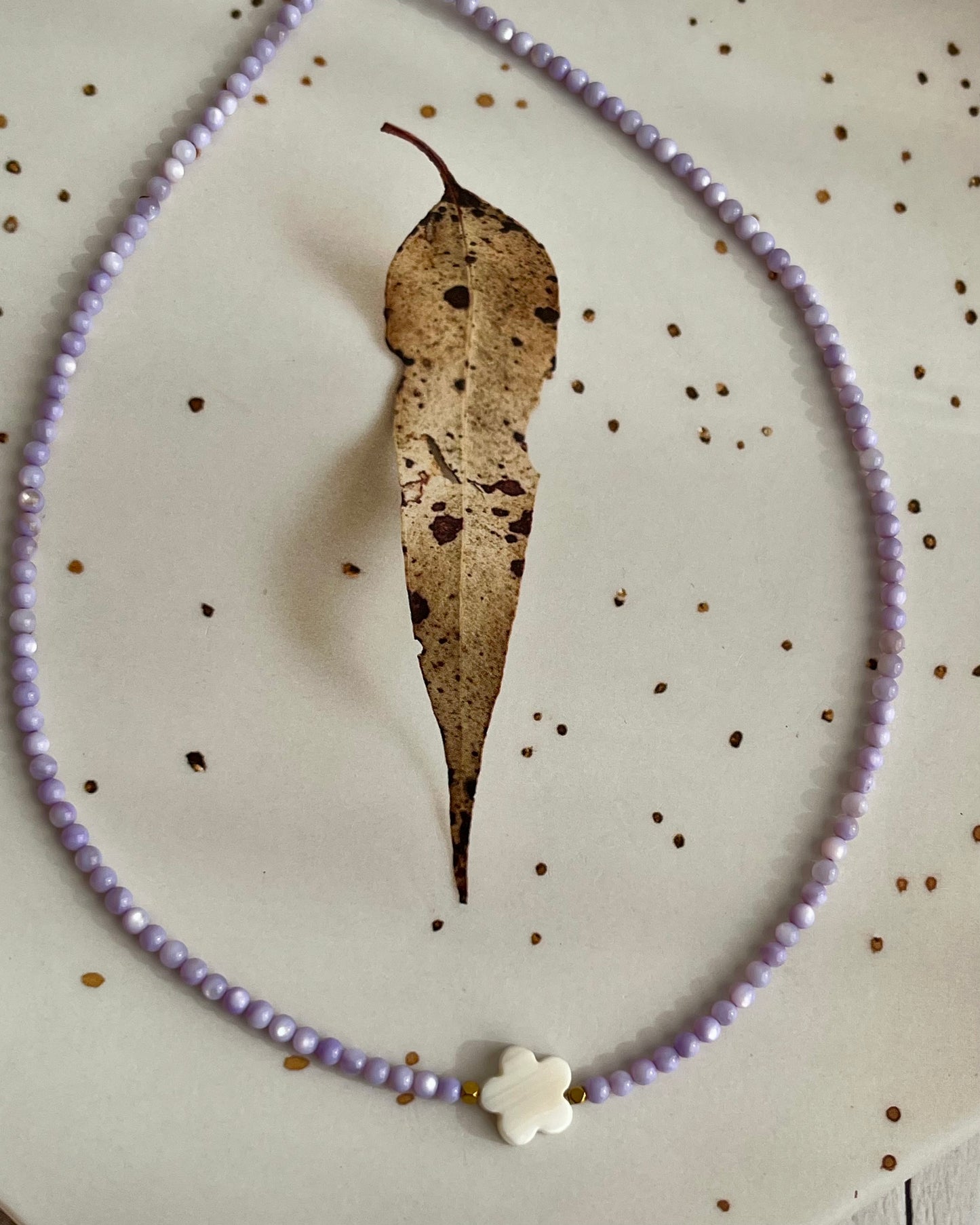 Chocker em madrepérola com flor