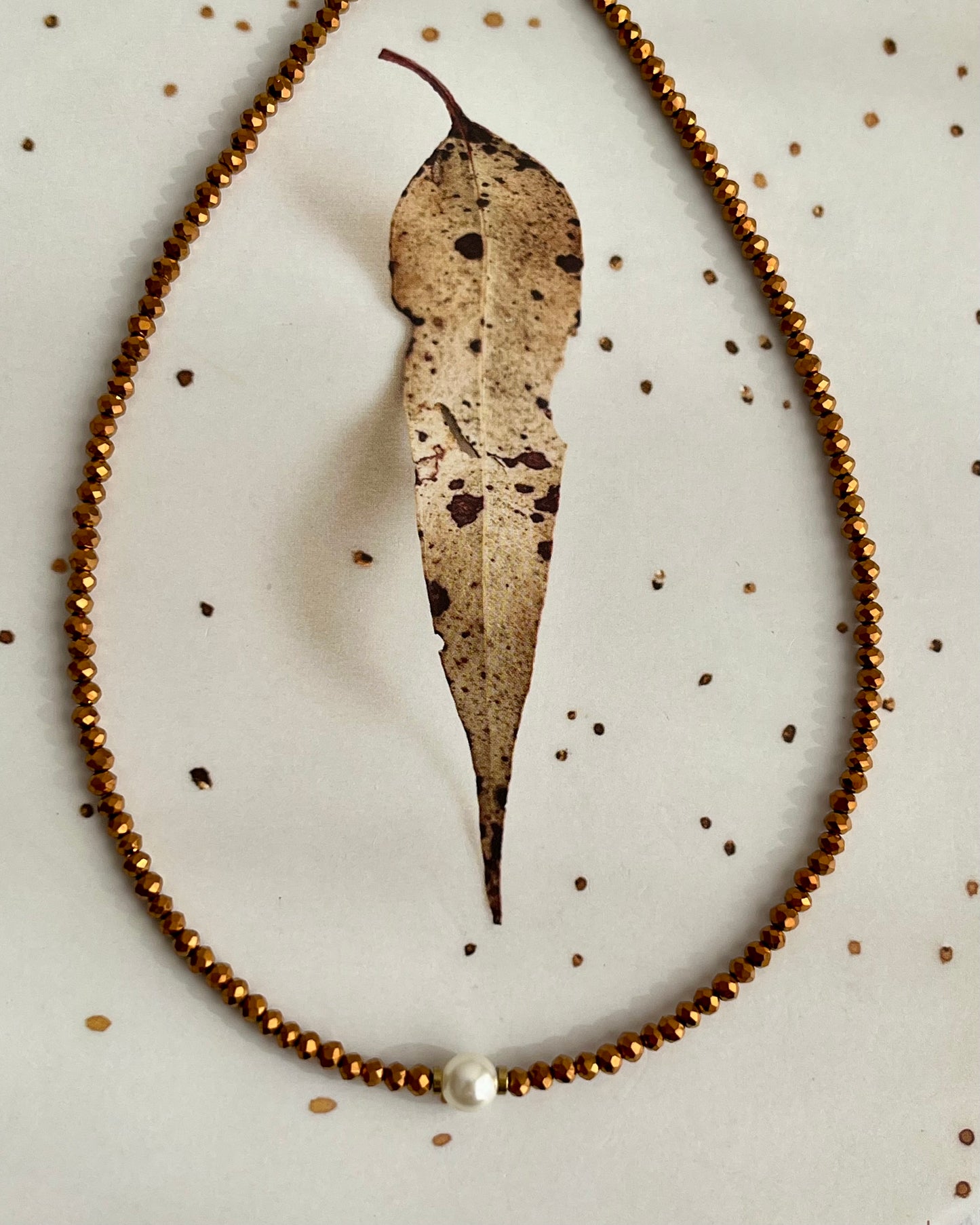 Chocker cristal marrom com pérola