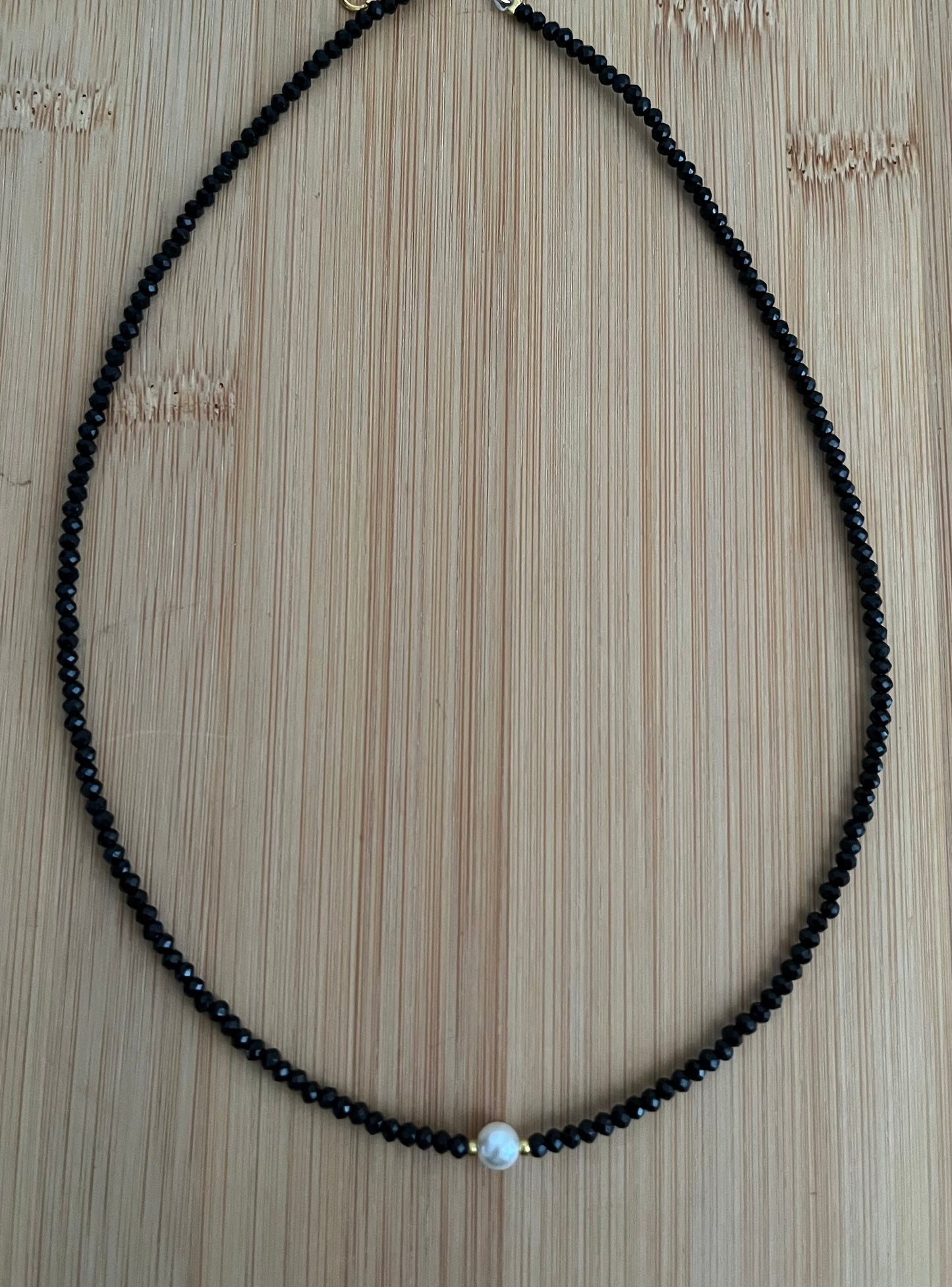 Chocker cristal preto com pérola