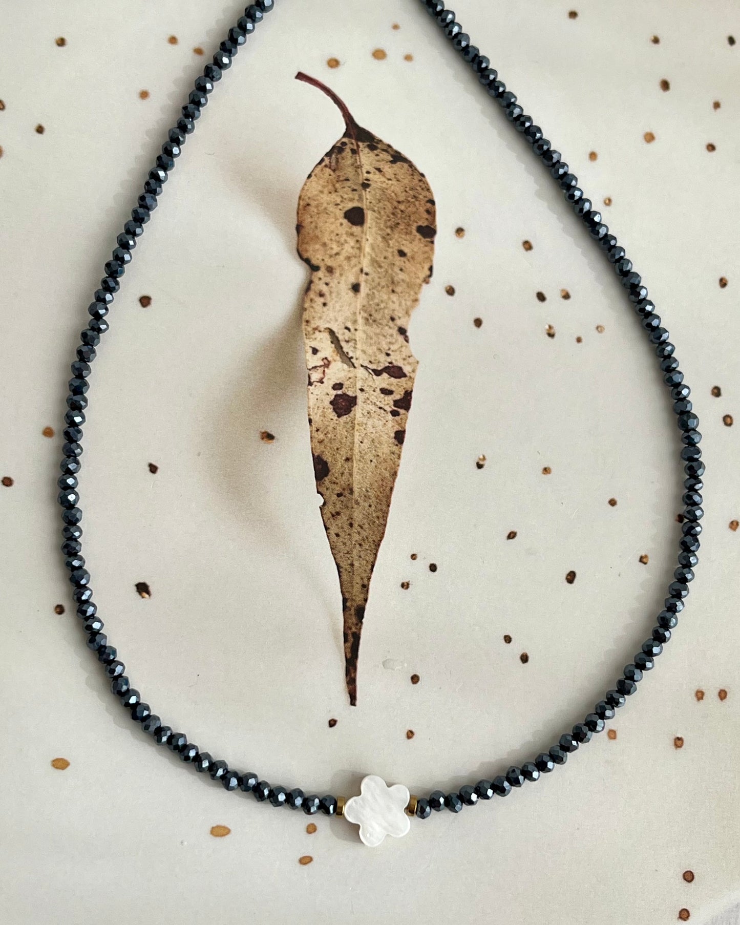 Chocker cristal azul marinho com flor