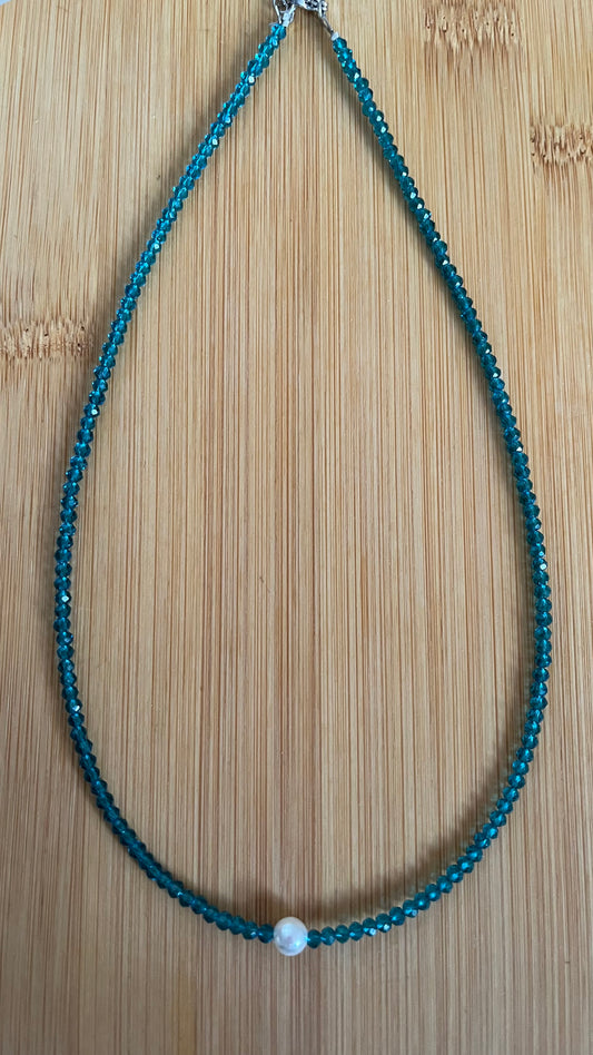 Chocker cristal azul claro com pérola