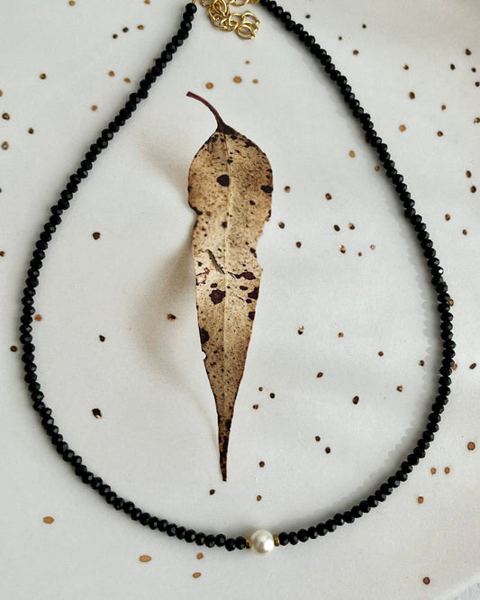 Chocker cristal preto com pérola