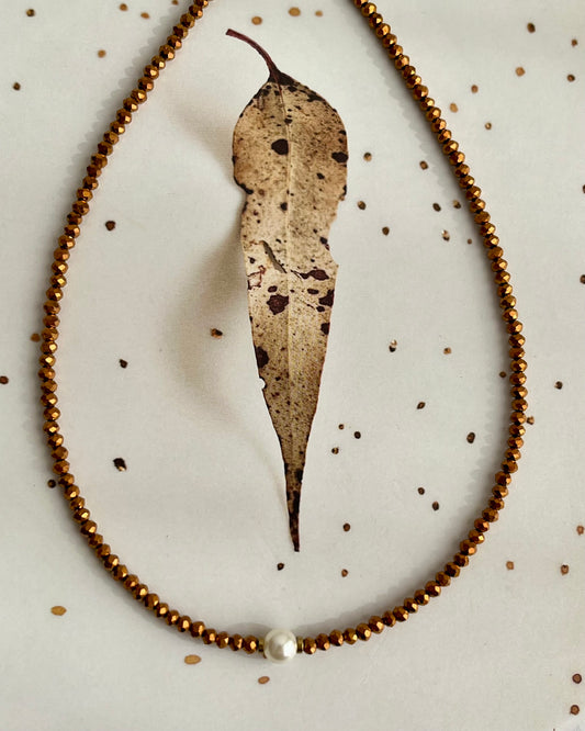 Chocker cristal marrom com pérola