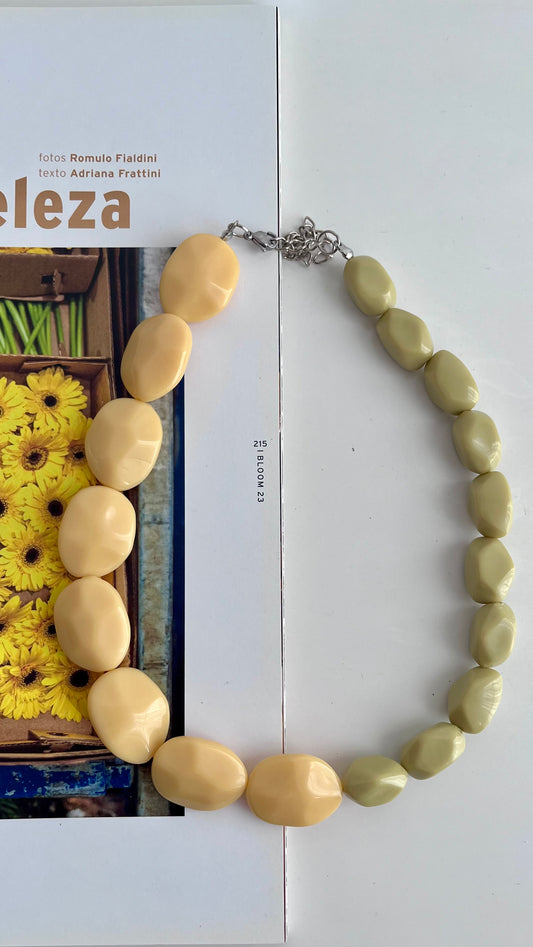 Colar Lorena em resina com uma volta