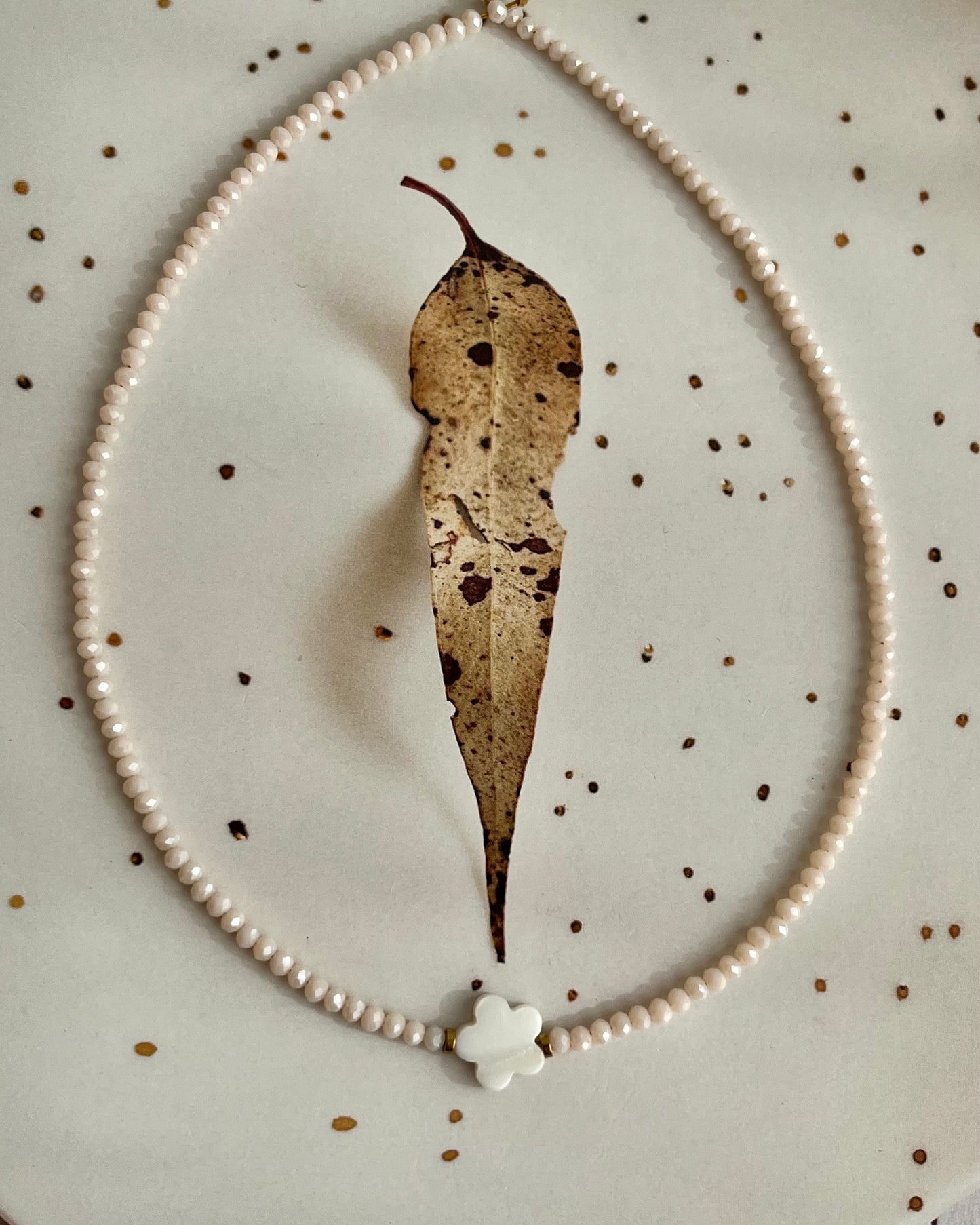 Chocker cristal off-white com flor