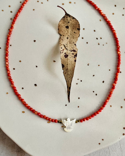 Chocker em madrepérola com Espírito Santo